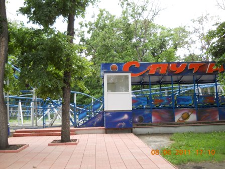 Аттракцион "Спутник" в парке Кузнецка