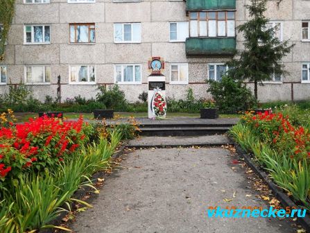 Около памятника кузнечанам-участникам ликвидации последствий радиационных аварий и катастроф