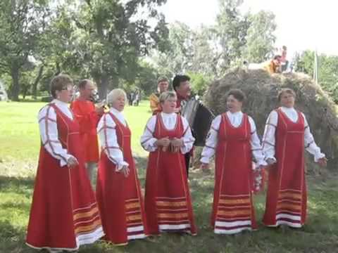Выступает народный ансамбль на ярмарке в Радищево