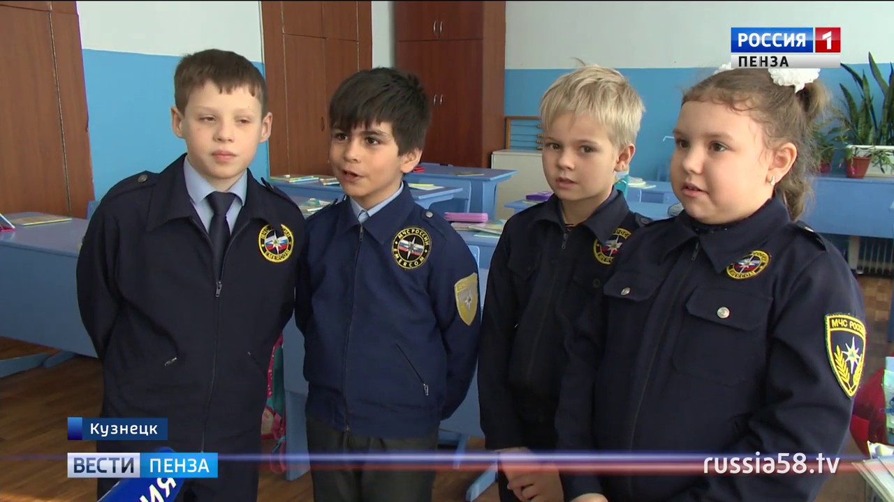 Ученики школы Кузнецка занимаются физкультурой почти при нулевых температурах