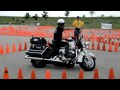 Полицейский сдаёт тест на вождение мотоциклом